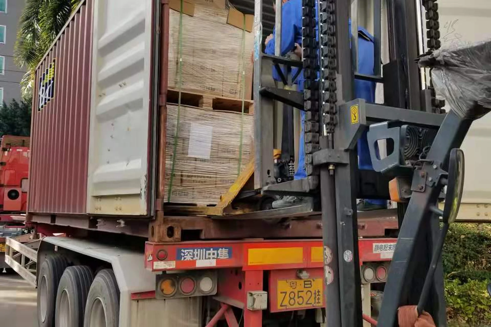 Energy storage products loaded for international export delivery